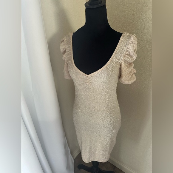 H&M Cream Bodycon Dress with Puff Sleeves and V-Neck - Picture 2 of 8